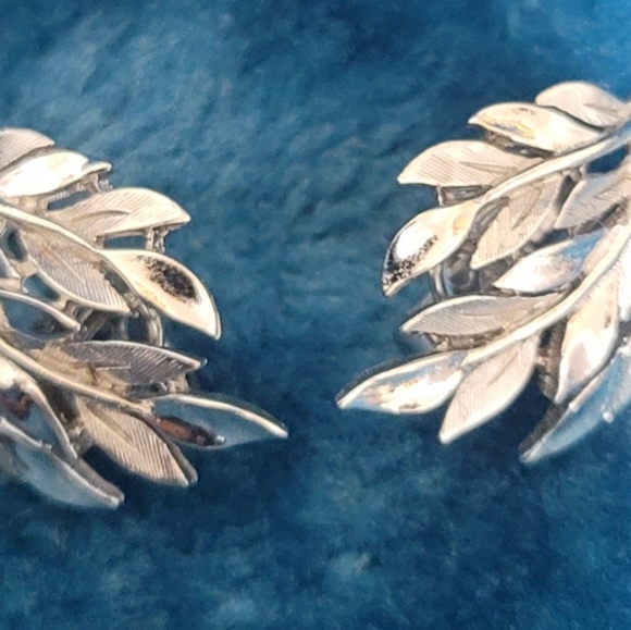 Vintage Crown Trifari Silver Tone Clip On Earrings - Picture 5 of 8